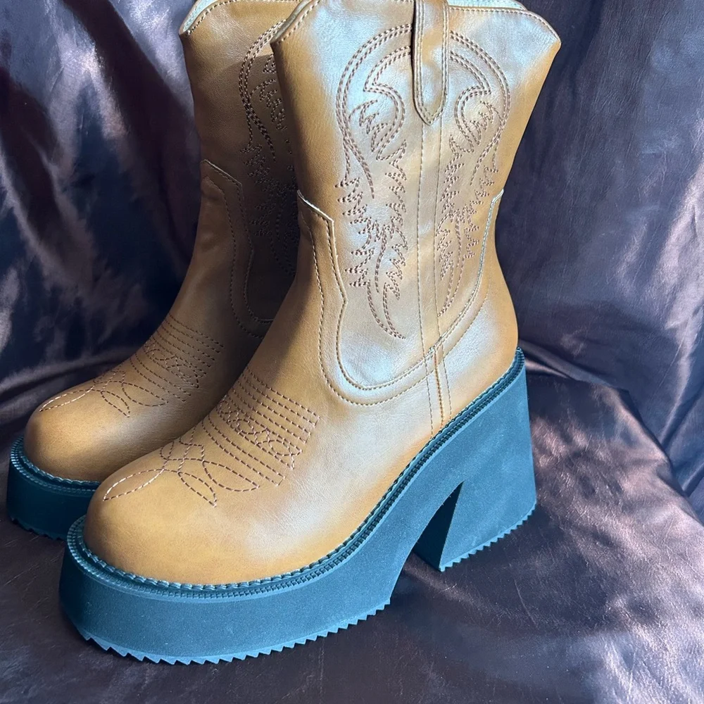 Chunky platform western boots in tan synthetic material 🤎 - Picture 3 of 10